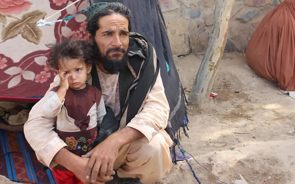 UNICEF: Ein Vater mit seiner Tochter in einem Notlager in Afghanistan. | © UNICEF/UNICEF Afghanistan UNICEF: Ein afghanischer Vater mit seiner Tochter in einem Notlager in Afghanistan.
