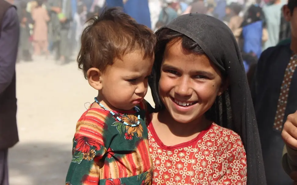 Afghanistan: Fortschritte für Kinder bewahren | © UNICEF/UNICEF Afghanistan Afghanistan: Arifa hält ihre Schwester Safa auf dem Arm. beide sind Binnenvertriebene in Afghanistan.