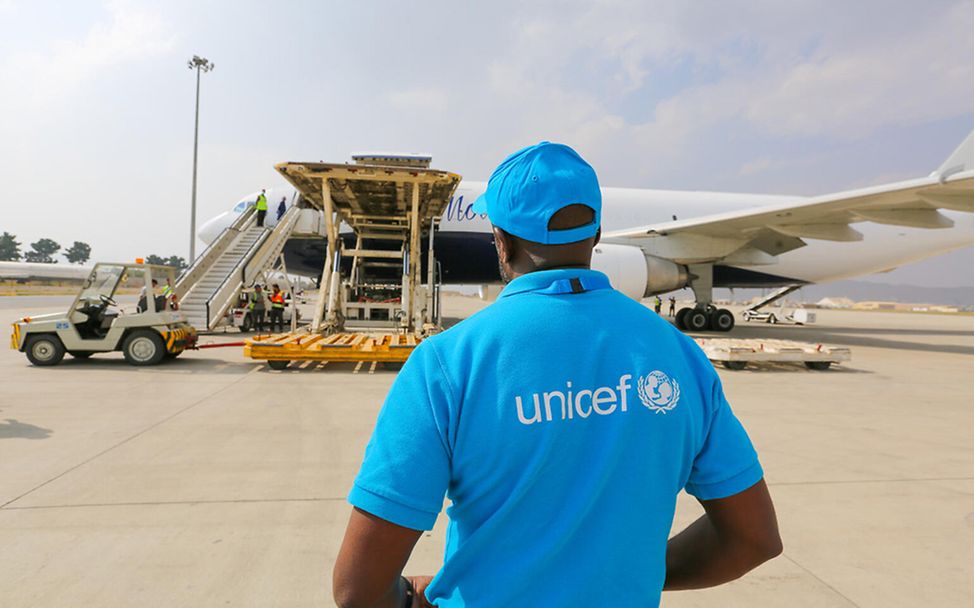 Afghanistan Krise: Ein UNICEF-Helfer am Flughafen in Kabul