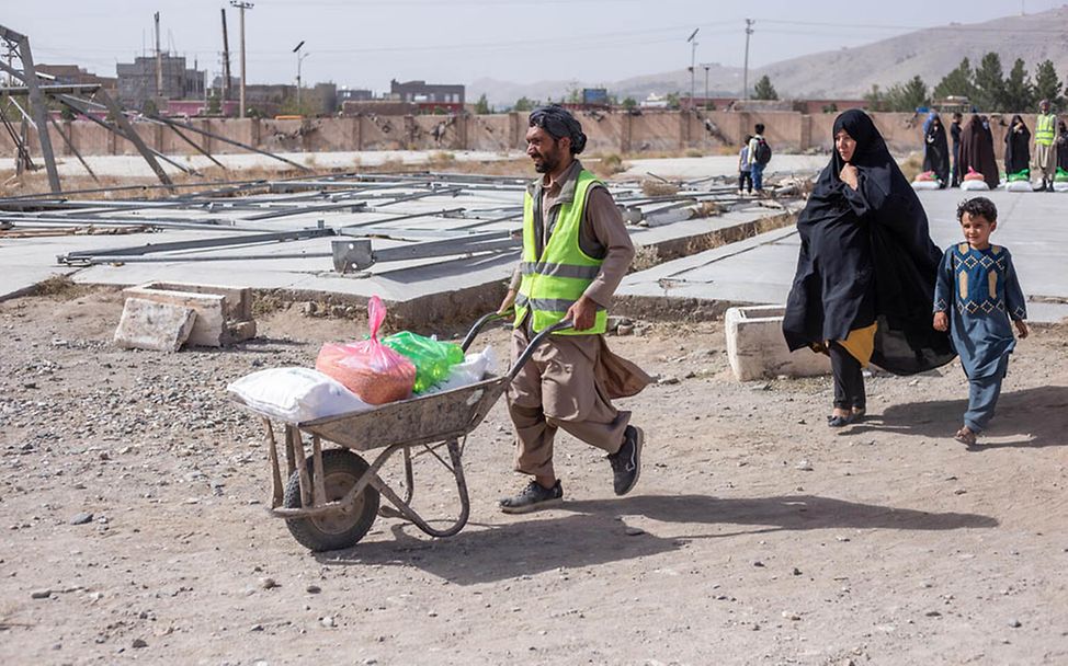 Afghanistan Kinder: Helfer des Welternährungsprogramms verteilen Lebensmittel