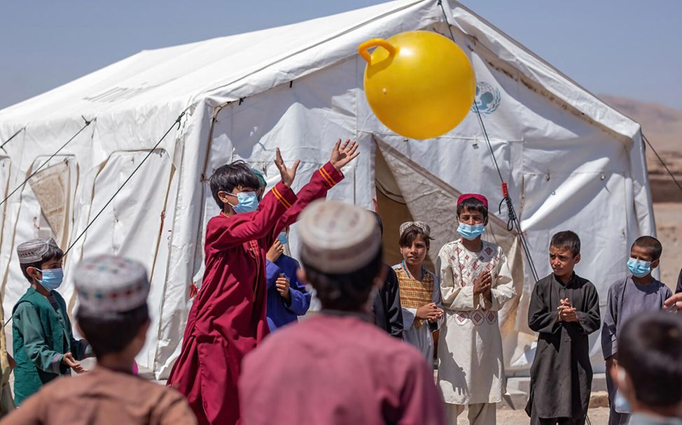 Afghanistan: Kinder spielen vor einem Kinderzentrum