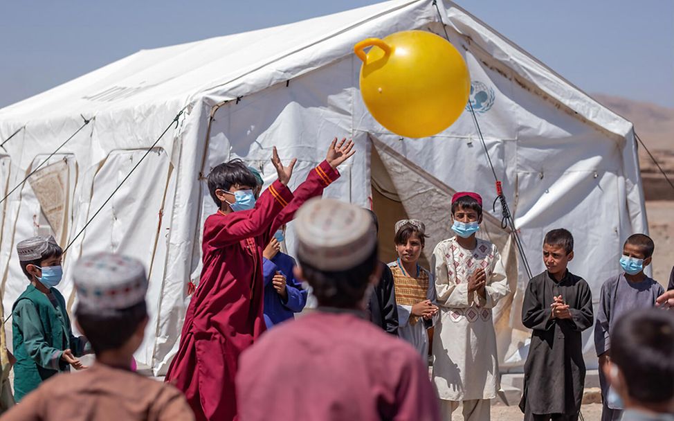 Afghanistan: Kinder spielen vor einem Kinderzentrum