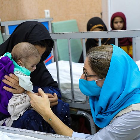 Afghanistan Krise: UNICEF-Sprecherin Sam Mort besucht Kinder in einem Krankenhaus in Kabul