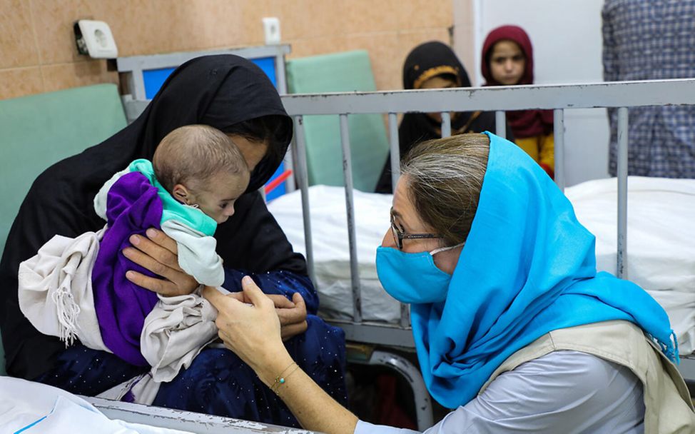 Afghanistan Krise: UNICEF-Sprecherin Sam Mort besucht Kinder in einem Krankenhaus in Kabul