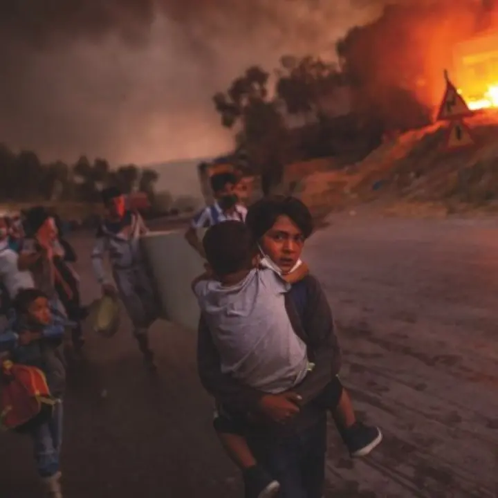 1. Platz: © Angelos Tzortzinis, Griechenland (Agence France Presse) Kinder flüchten vor einem Feuer