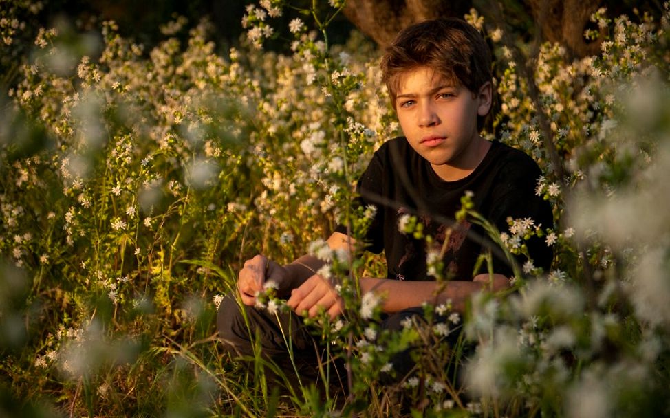 Chile: Junge sitzt in der Natur