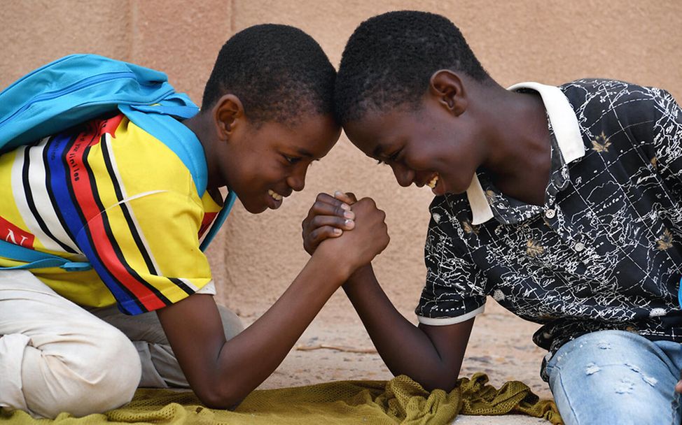 Niger: Zwei Freunde beim Armdrücken.