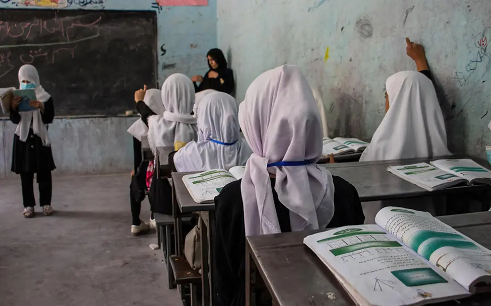Afghanistan: Mädchen sitzen in einem Klassenzimmer | © UNICEF/Bidel Afghanistan Kinder: Mädchen sitzen in einem Klassenzimmer