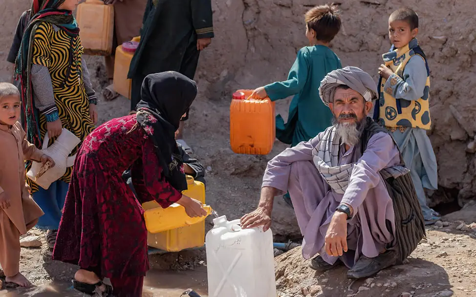 Afghanistan: Kinder und Familien holen mit Kanistern Trinkwasser | © UNICEF//Bidel Afghanistan Kinder: Familien holen mit Kanistern Trinkwasser