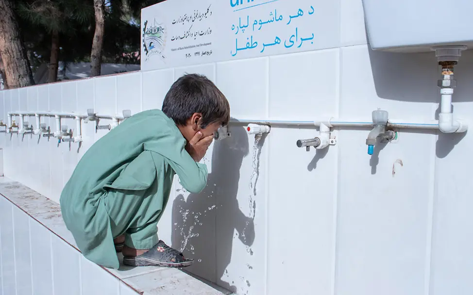 Afghanistan: Ein Junge wäscht sich an einer von UNICEF installierten Wasserstation | © UNICEF/Bidel Afghanistan Kinder: Ein Junge wäscht sich an einer von UNICEF installierten Wasserstation