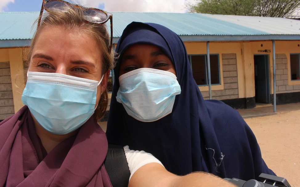 Anzal und Katharina von UNICEF machen ein Selfie.