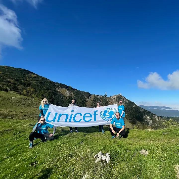Die UNICEF-Flagge ist natürlich mit im Gepäck. Die UNICEF-Flagge ist natürlich mit im Gepäck.