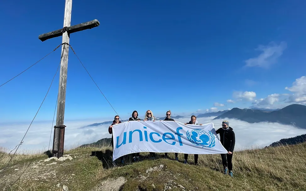Ein letzter UNICEF-Gruß vom Gipfel. Ein letzter UNICEF-Gruß vom Gipfel.