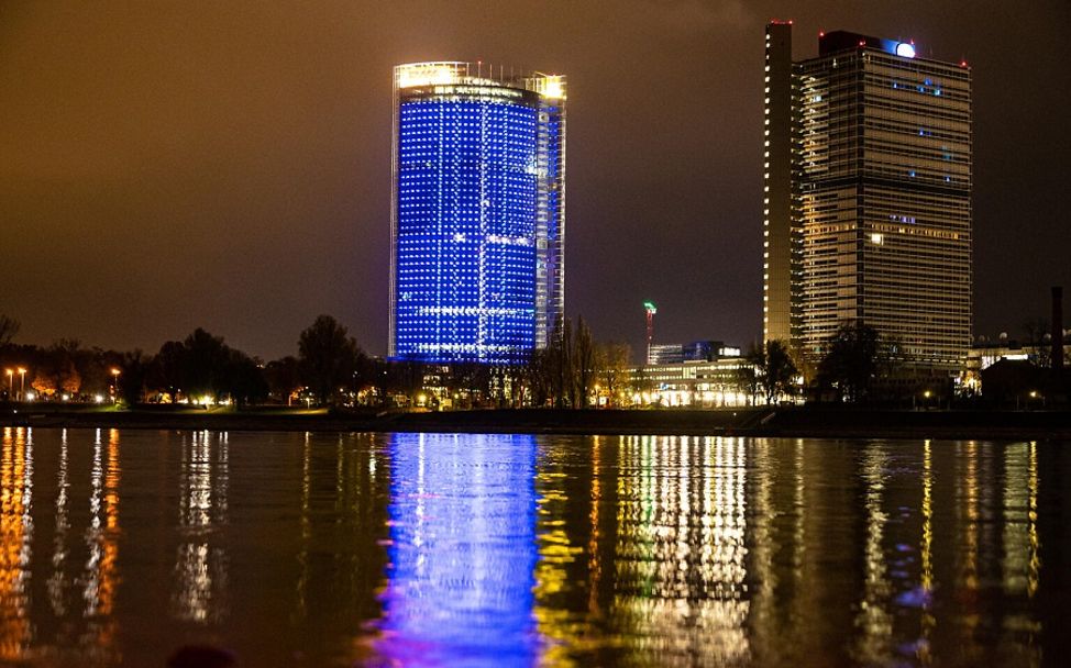 Der Posttower in Bonn leuchtet zum Tag der Kinderrechte blau.