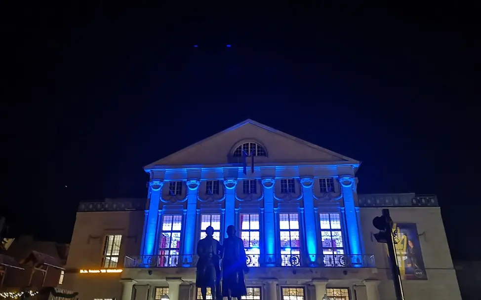 Das blau erleuchtete große Haus des Deutschen Nationaltheaters und der Staatskapelle Weimar Das blau erleuchtete große Haus des Deutschen Nationaltheaters und der Staatskapelle Weimar