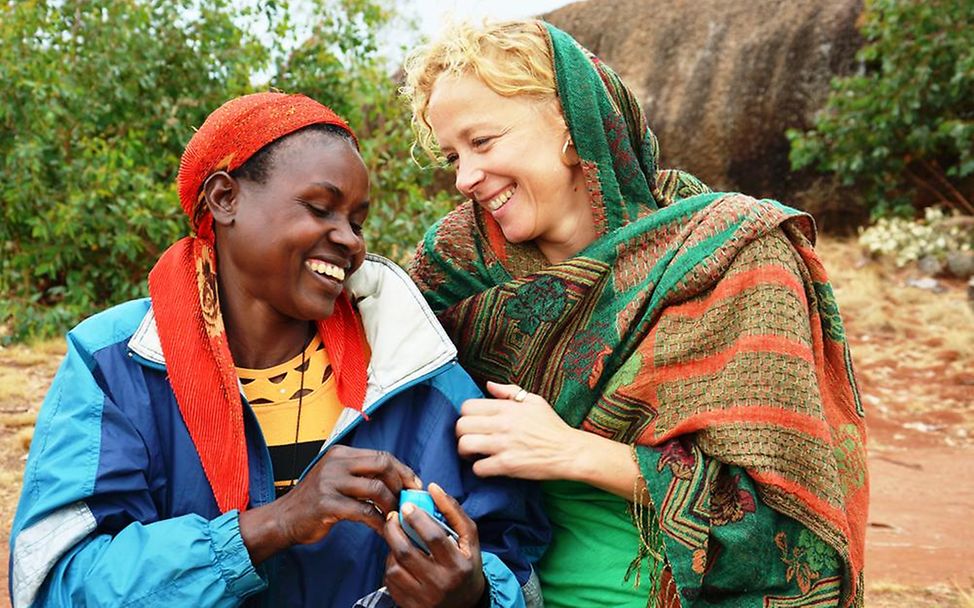 Katja Riemann mit einer Mutter in Burundi. © Claudia Berger