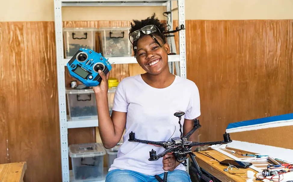 Drohnen-Akademie in Malawi: UNICEF unterstützt Innovationen für junge Menschen. | © UNICEF/Mvula Drohnen für humanitäre Hilfe: Eine Absolventin der Drohnen-Schulung zeigt stolz ihre selbstgebaute Drohne.