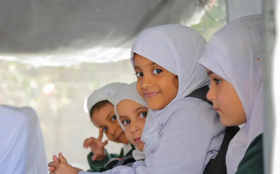 HAC 2021 | © UNICEF/UN0536756 Jemen: Mädchen sitzen auf der Schulbank