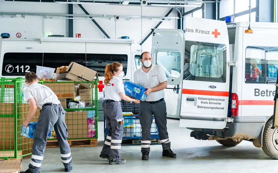 Im Vordergrund der Hilfe stand in den ersten Wochen die Versorgung der Menschen mit dem Nötigsten. © Philipp Köhler DRK Im Vordergrund der Hilfe stand in den ersten Wochen die Versorgung der Menschen mit dem Nötigsten.