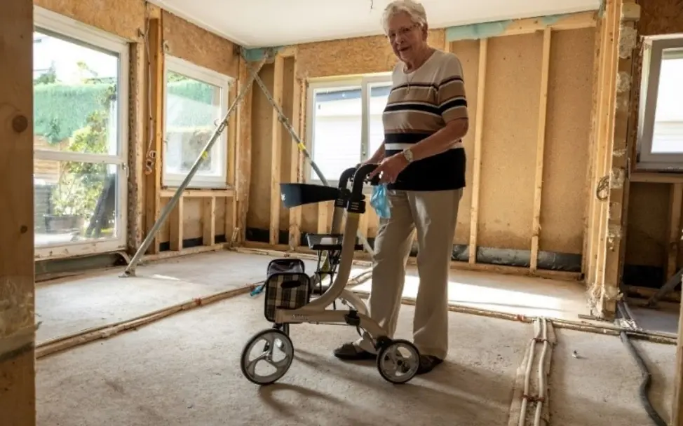 Helga Wallraff im bereits gesicherten Alten- und Pflegeheim in Schleiden-Gemünd. © Aktionsbündnis Katastrophenhilfe Helga Wallraff im bereits gesicherten Alten- und Pflegeheim in Schleiden-Gemünd.