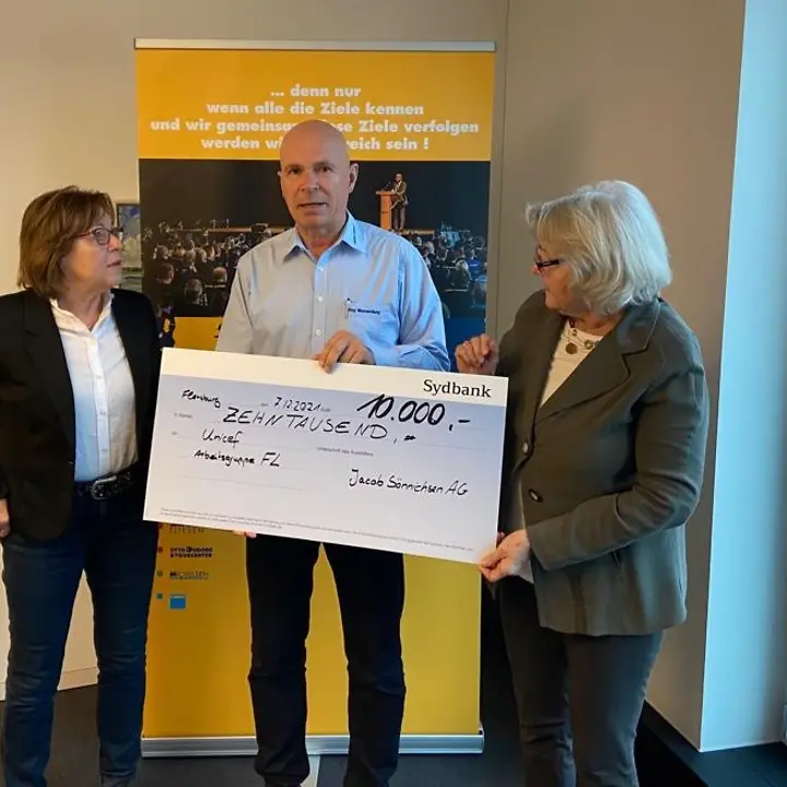 Scheckübergabe von Herrn Meesenburg an Doris Obal und Marlies Förtserling IMG-20211208-WA0005
