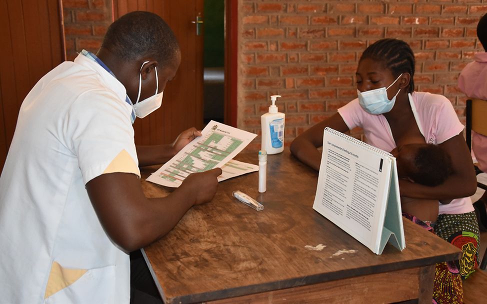 Malawi: Ein UNICEF-Helfer im Gesundheitszentrum