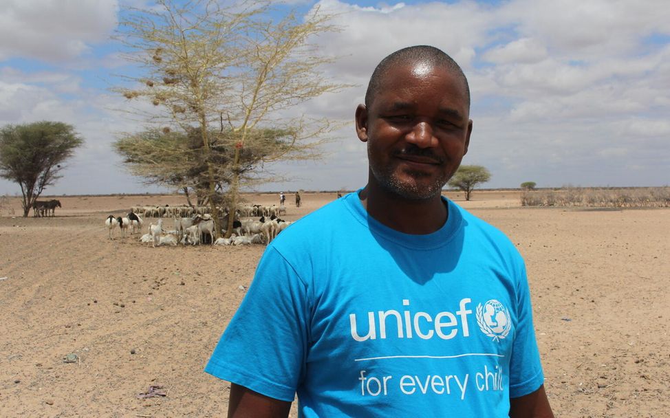 UNICEF-Kollege Jacob steht vor dem ausgedorrten Dorf Shantaabaq.