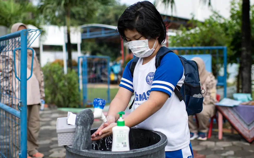 UNICEF: Ein Kind wäscht sich auf einem Schulhof in Indonesien die Hände | © UNICEF/Wilander UNICEF: Ein Kind wäscht sich auf einem Schulhof in Indonesien die Hände