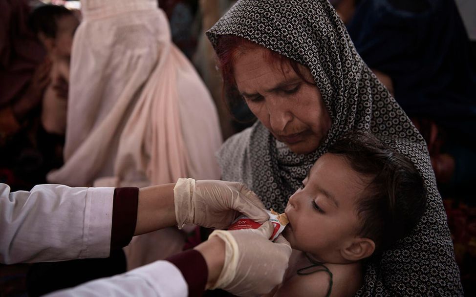 Mangelernährung in Afghanistan: Ein Kind bekommt Erdnusspaste von UNICEF