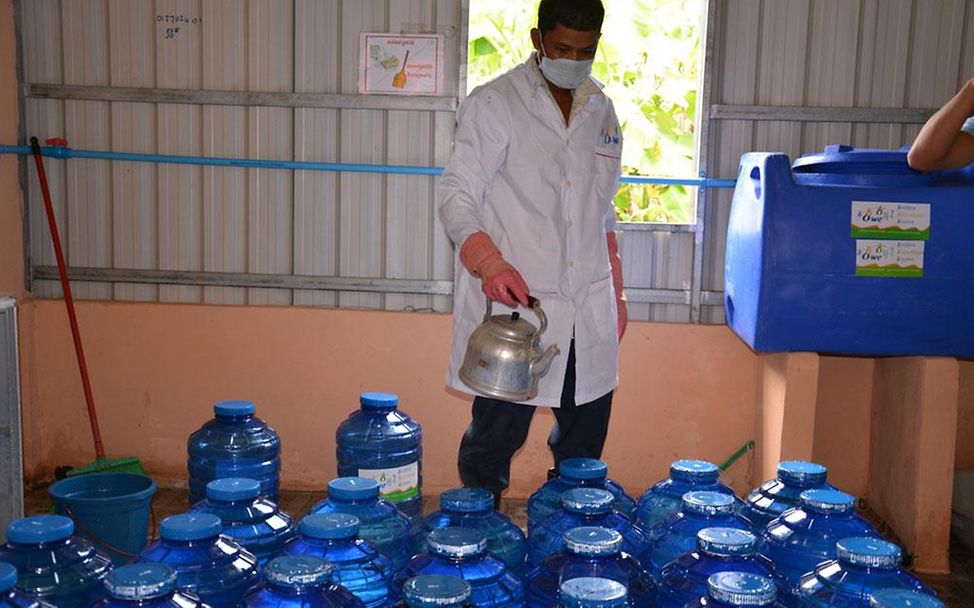 Kambodscha: Versiegelung der Wasserkanister