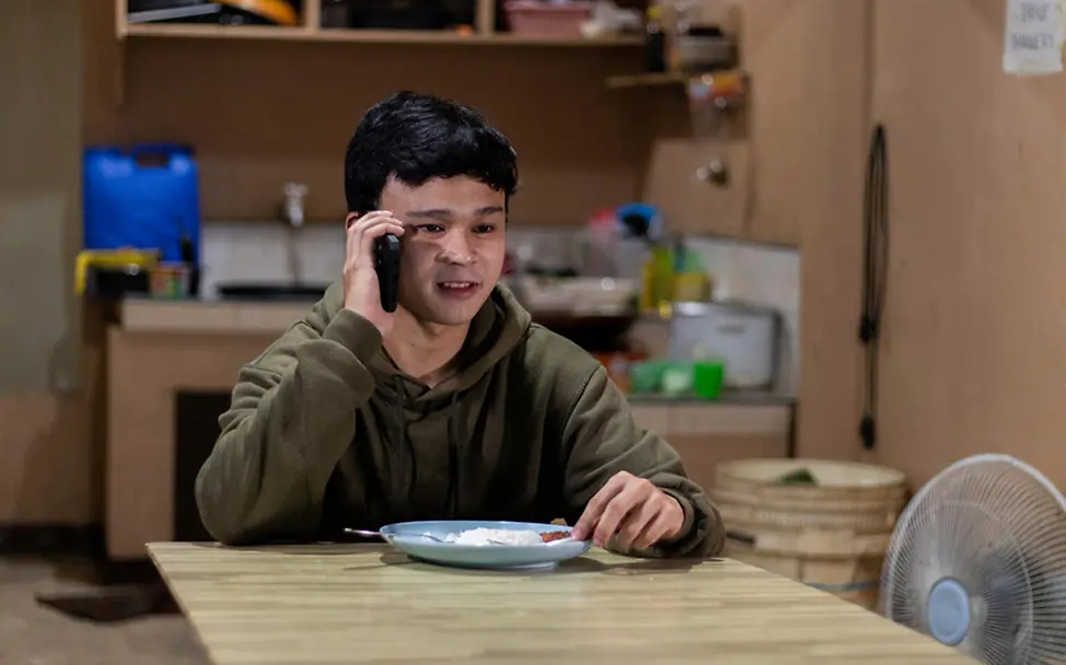 Corona auf den Philippinen: Daniel gibt am Telefon Tipps, um die Pandemie gut durchzustehen | © UNICEF/Bael Corona auf den Philippinen: Daniel gibt am Telefon Tipps, um die Pandemie gut durchzustehen