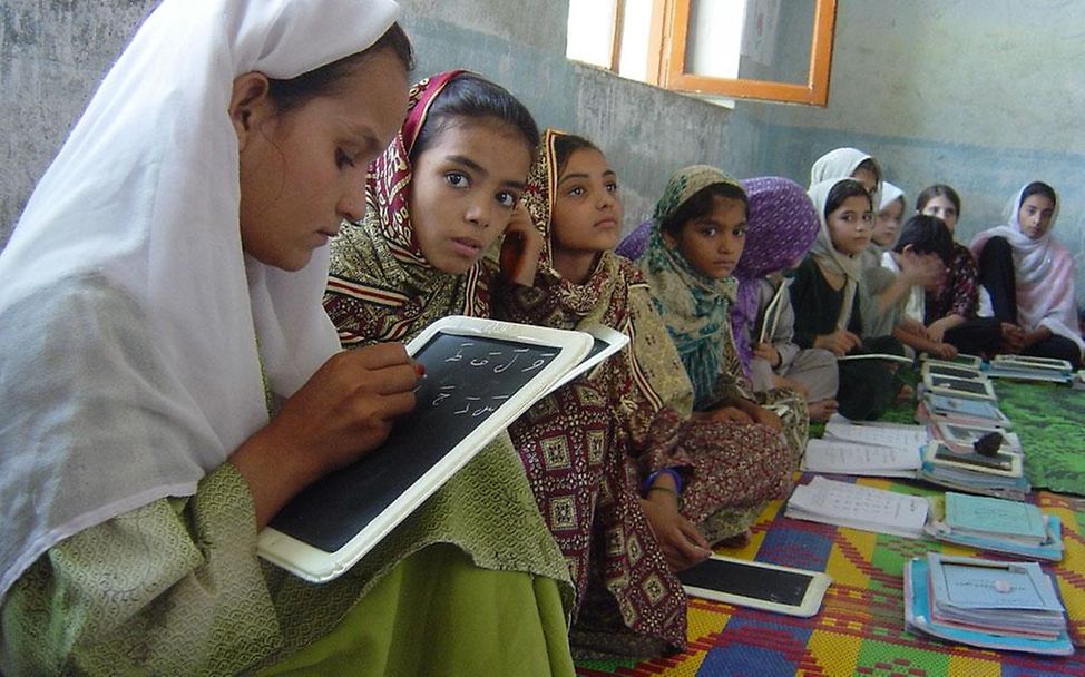 Afghanistan: Eine Gruppe Mädchen beim Schulunterricht © UNICEF Afghanistan/2007/ Phuong Nguyen