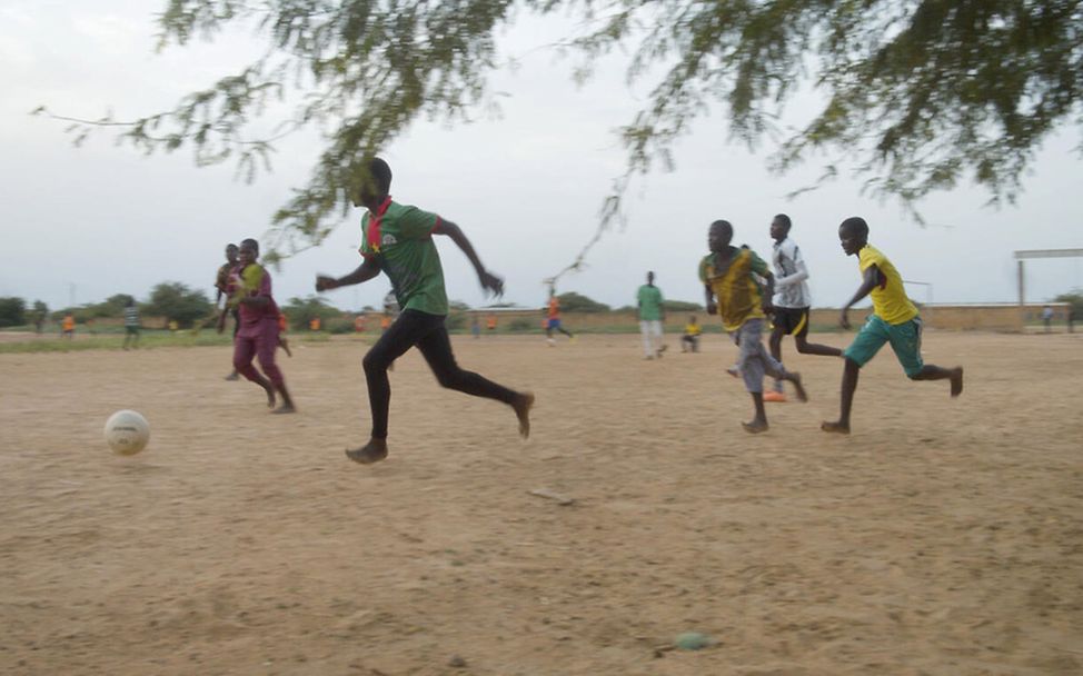 Burkina Faso: Jungen spielen Fußball