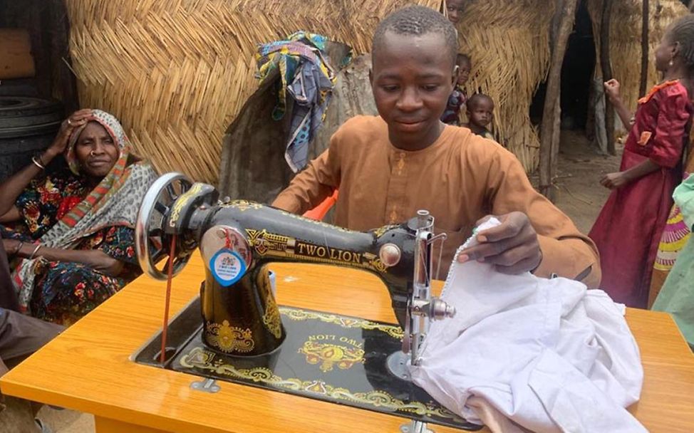 Nigeria: Der Junge Modu steht stolz an seiner Nähmaschine