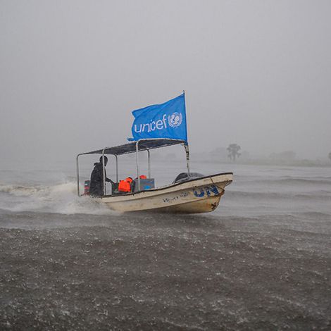 Südsudan Flut Helfer Boot_UN0548081