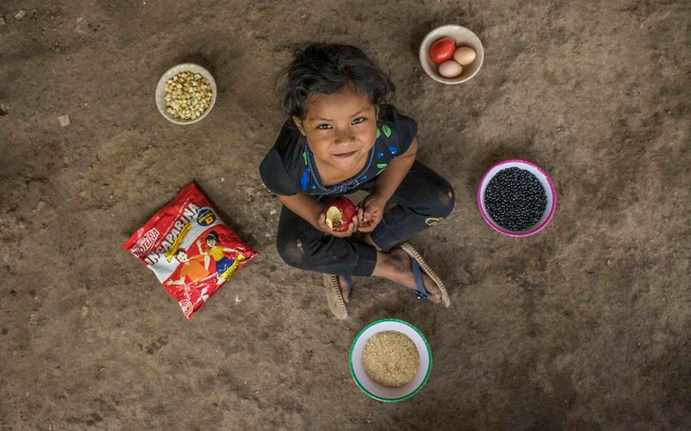 Guatemala: Ein Mädchen zwischen ihren Lieblingsgerichten