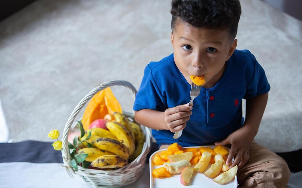 Timor-Leste: Jayden isst Bananen und Papaya