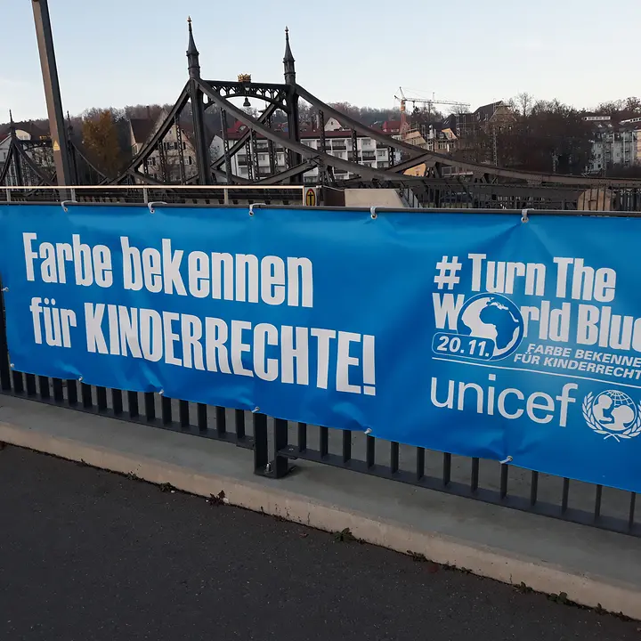 TurnTheWorldBlue01 Neuer Inhalt