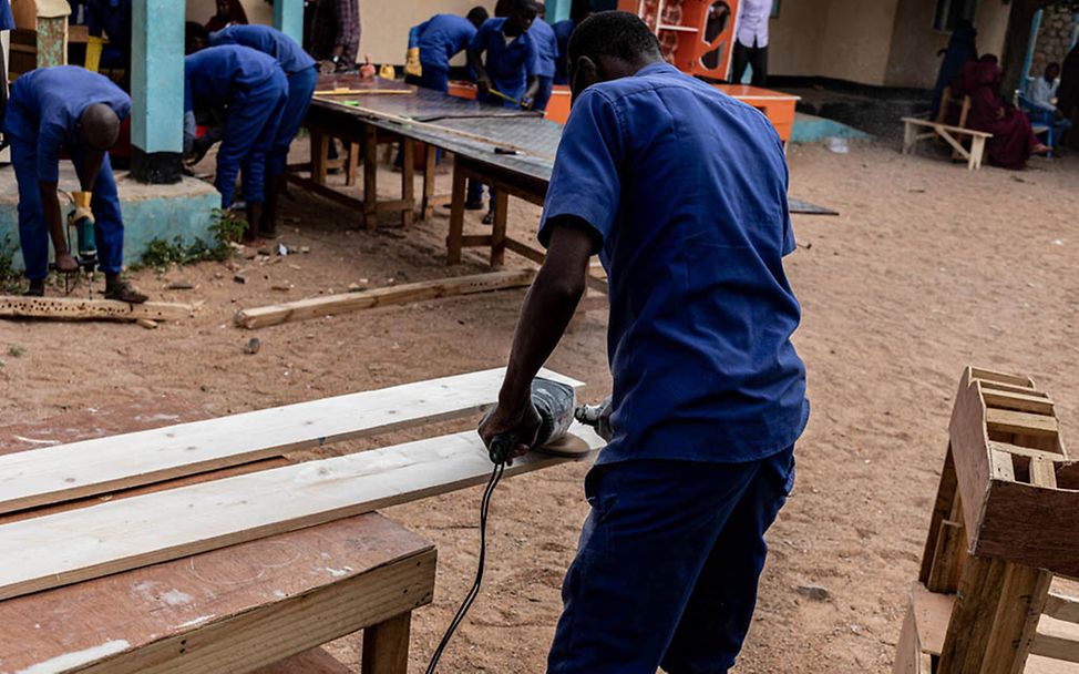 Kindersoldaten Somalia: Ehemalige Kindersoldaten machen mit UNICEF-Hilfe eine handwerkliche Ausbildung