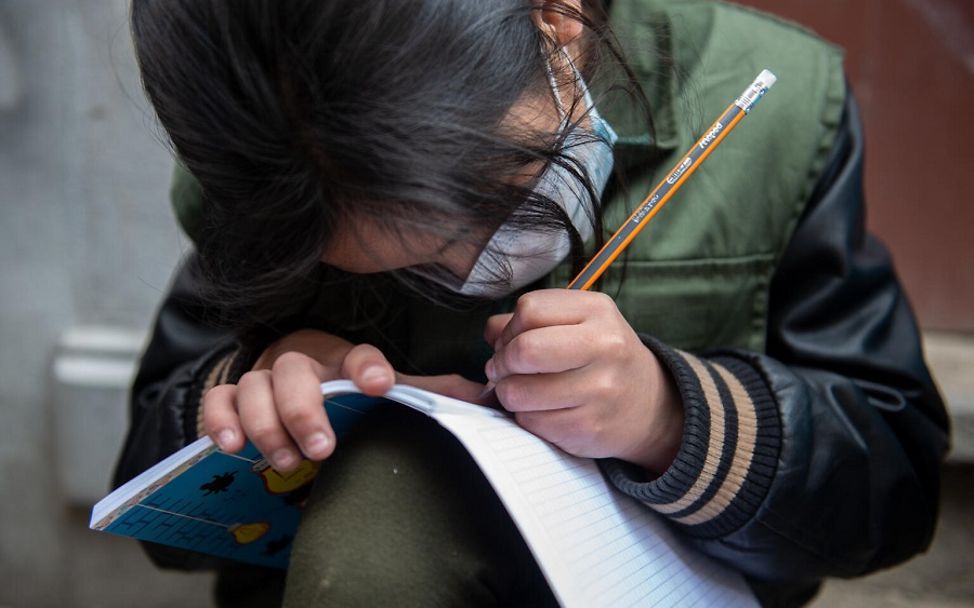 Ab und zu löst Valentinne Aufgaben in ihren alten Schulheften.