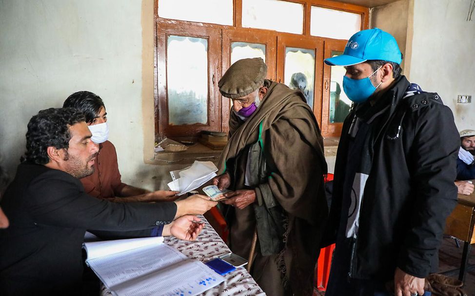 Afghanistan: Ein Mann erhält Cash Assistance durch UNICEF