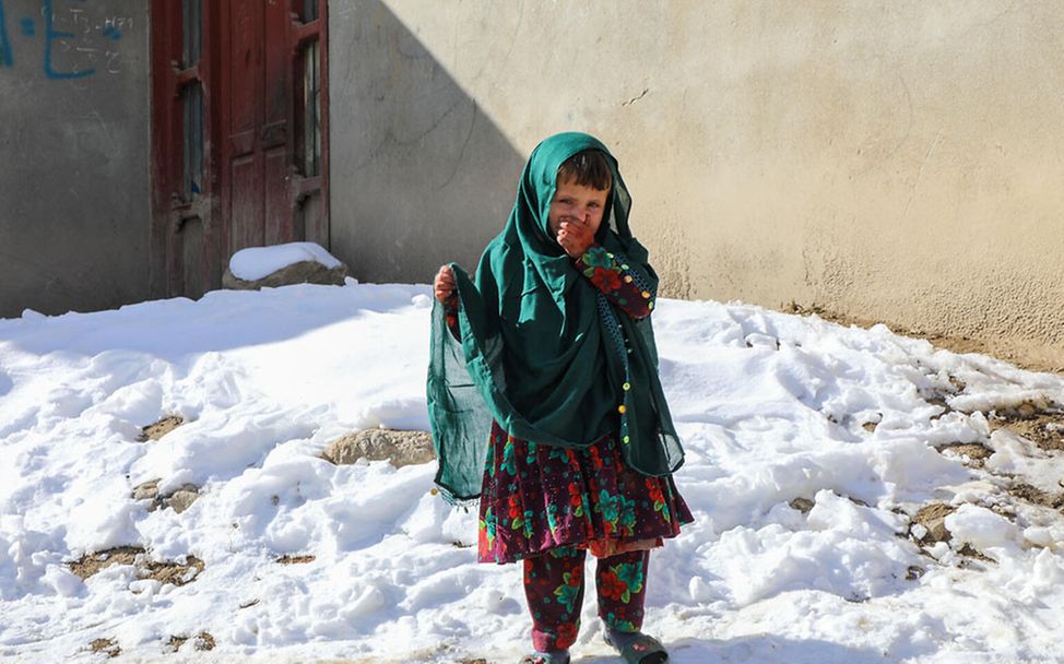 Afghanistan Kinder: Ein Mädchen steht im Schnee