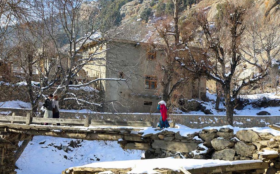 Afghanistan Kinder: Schnee in einem Dorf