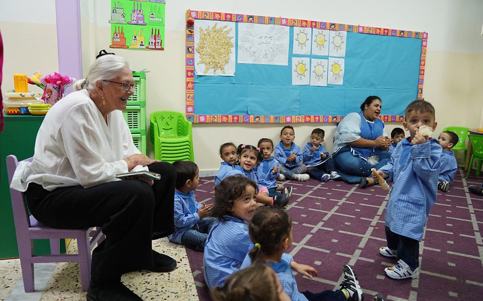 Libanon: Vanessa Redgrave in einem Kindergarten.