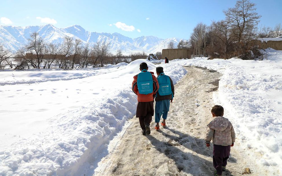 Afghanistan: Kinder gehen durch den Schnee zur Schule