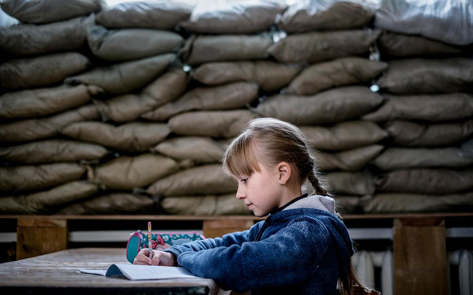 Lera lernt in einem Klassenraum, der mit Sandsäcken geschützt ist.