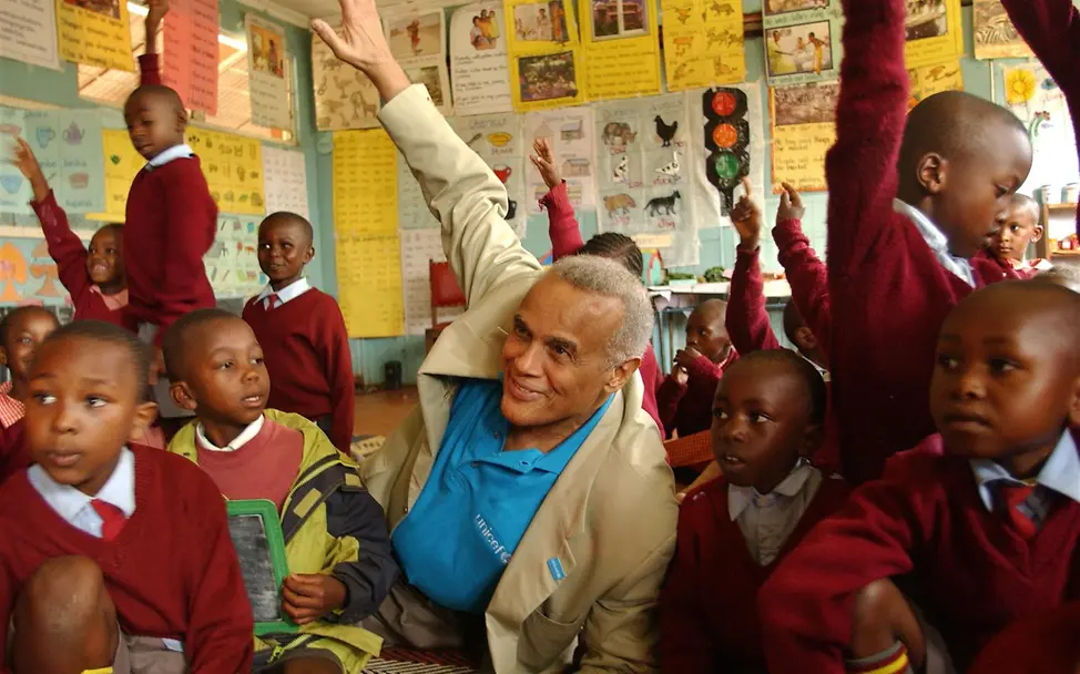 Harry Belafonte in Nairobi | © UNICEF/Furrer Harry Belafonte sitzt in einem Klassenzimmer in Nairobi