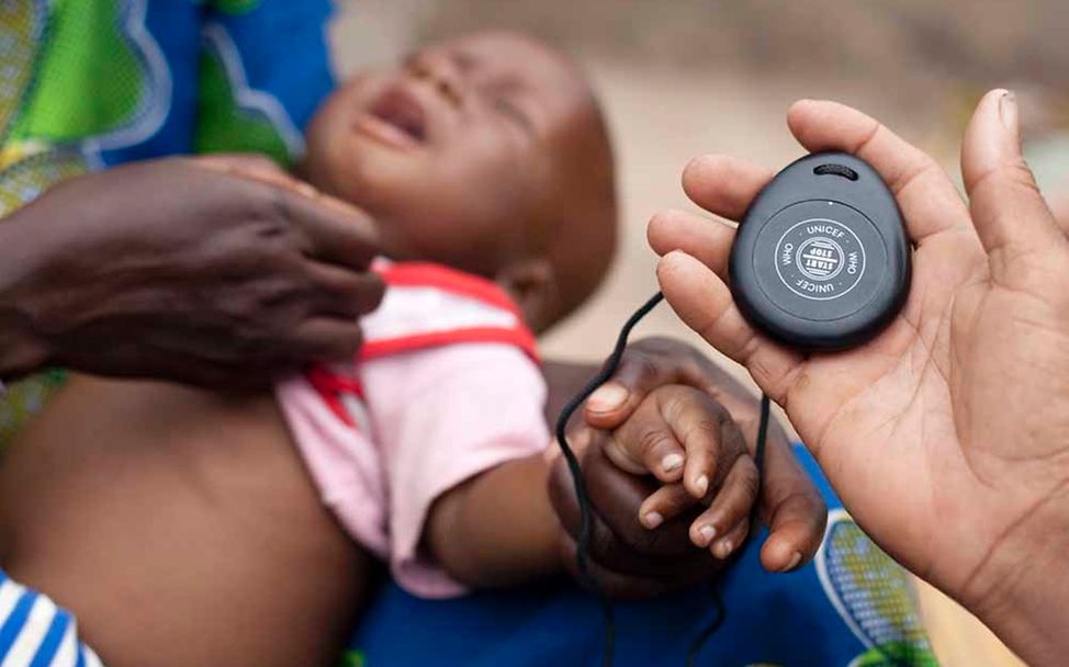 Lungenentzündung in Mali: Eine Gesundheitshelferin untersucht ein Baby auf Lungenentzündung © UNICEF/Asselin