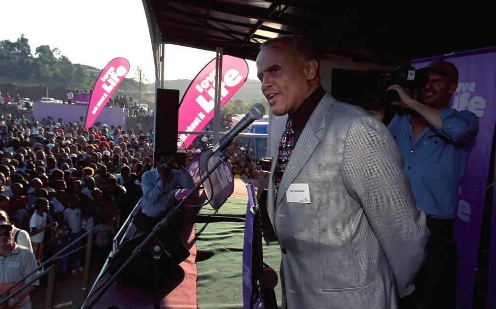Belafonte stärkte junge Menschen im Kampf gegen HIV/Aids | © UNICEF/Pirozzi Belafonte spricht vor einer Gruppe junger Menschen