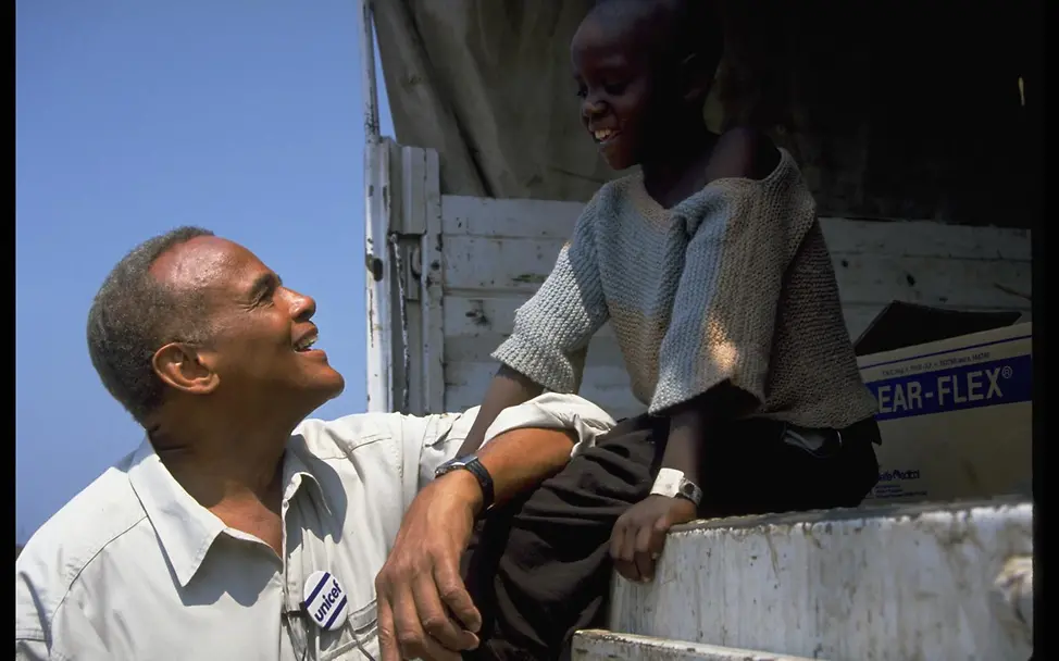 Ein ruandischesFlüchtlingsmädchen spricht mit Belafonte | © UNICEF/Betty Press Ein ruandischesFlüchtlingsmädchen spricht mit Belafonte
